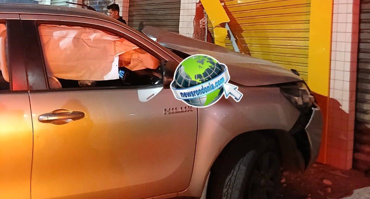 Servidor é preso após bater caminhonete em joalheria no centro