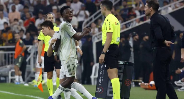 Simeone se desculpa com Vini Jr mas nega pedido de perdão