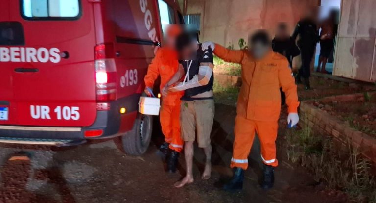 Suspeito de furto em igreja quebra o braço ao cair em esgoto durante fuga