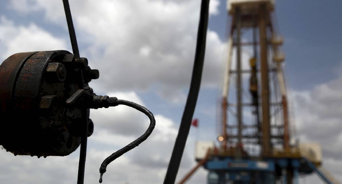 Trump assina ordem para proteger receitas petrolíferas de Caracas