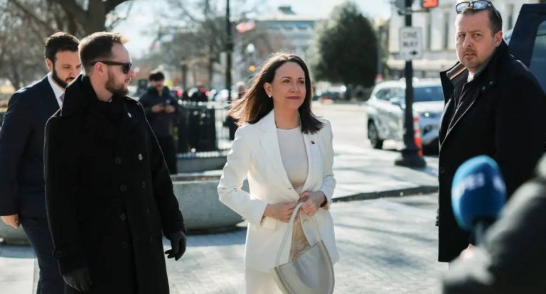 Trump reúne-se com María Corina Machado após elogios a Delcy Rodríguez