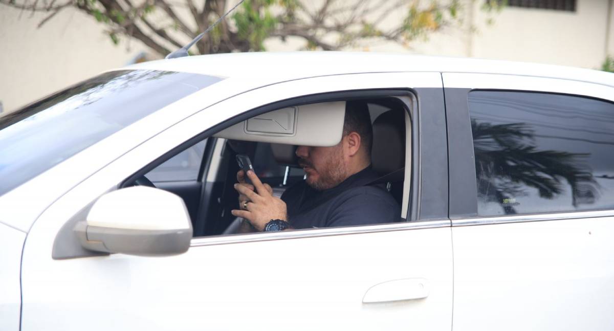 Uso de celular ao volante terá fiscalização reforçada durante o Carnaval