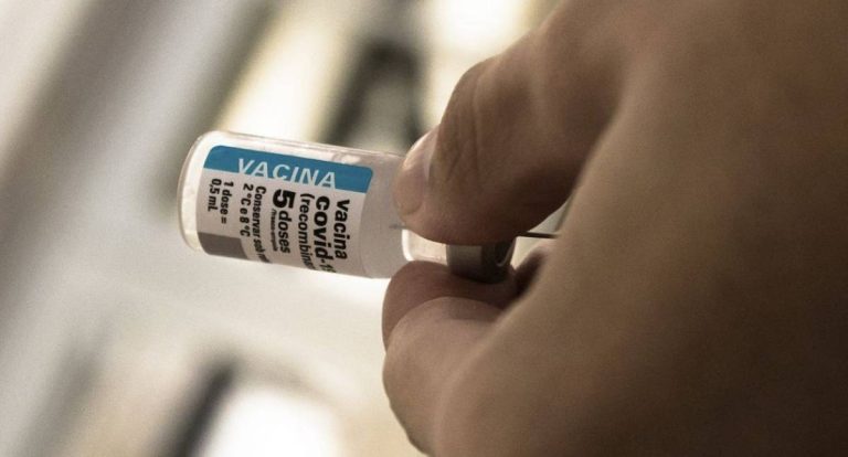 Vacinação contra covid-19 completa cinco anos com baixa adesão