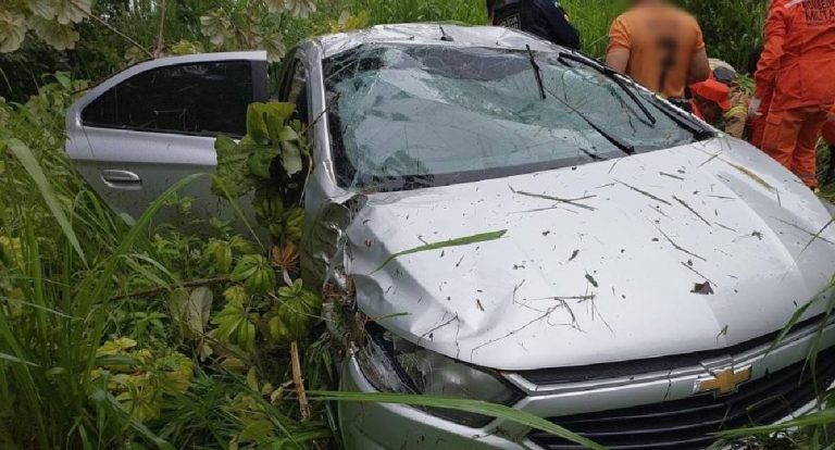 Veículo capota na RO-464 após perder controle em pista molhada