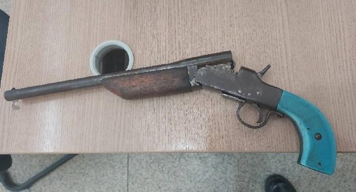 Violência doméstica leva à prisão e apreensão de arma em Vila Palmares