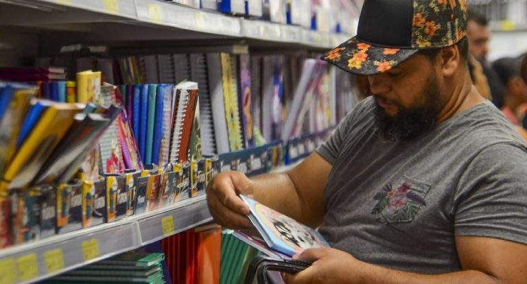 Volta às aulas: famílias reaproveitam material escolar