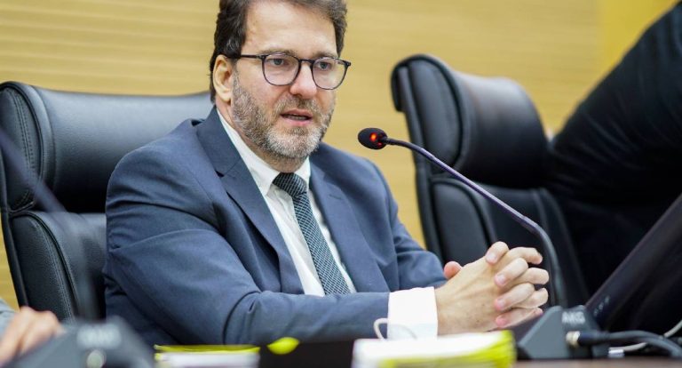 Alex Redano cobra manutenção urgente do ar-condicionado no Hospital João Paulo II