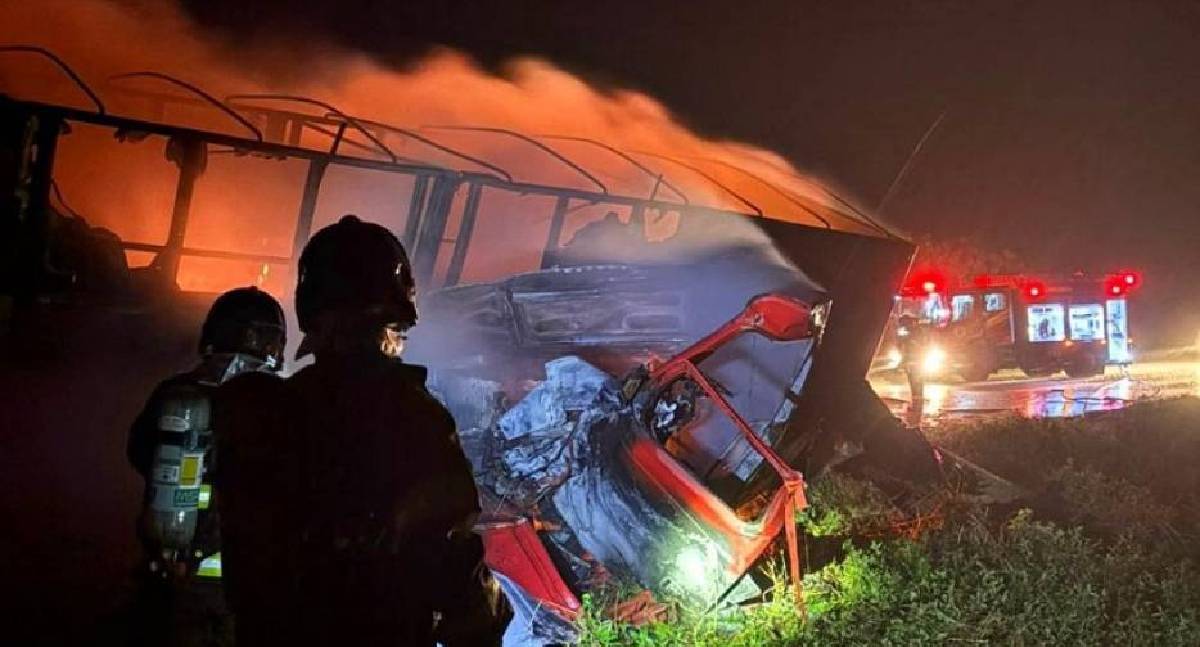 Carretas pegam fogo na BR-364: bombeiros agem