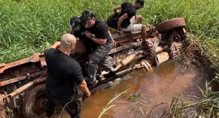 Carro com influenciadores do fisiculturismo capota na Transamazônica