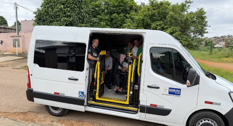 Cássio Gois entrega van para hemodiálise