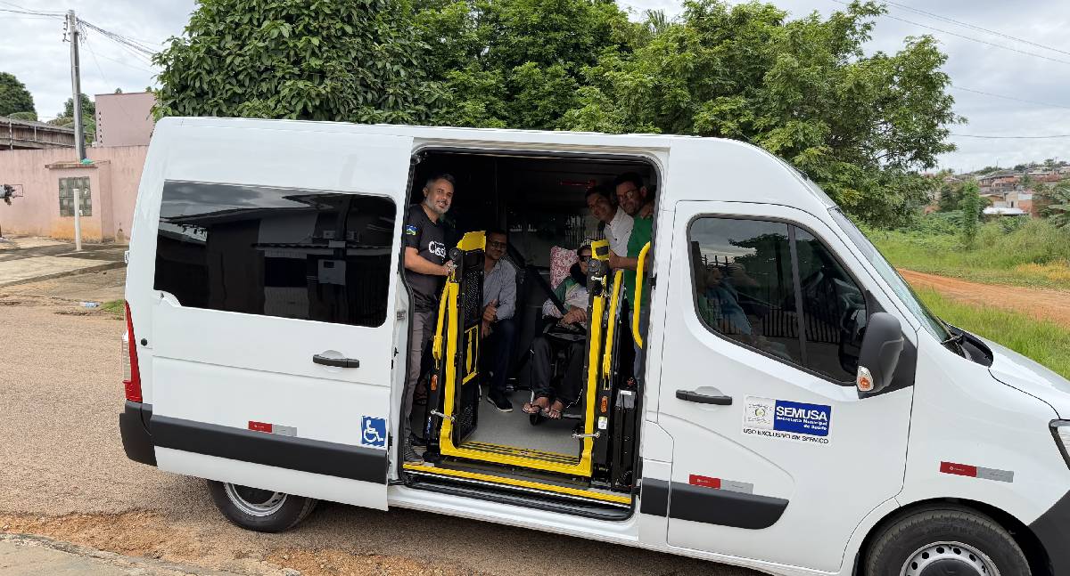 Cássio Gois entrega van para hemodiálise