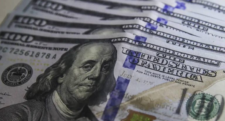Dólar cai a R$ 5,22 e Bolsa sobe com impulso externo