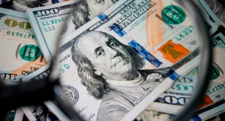 Dólar sobe e Bolsa cai com liquidação do Banco Pleno e pregão de meio período