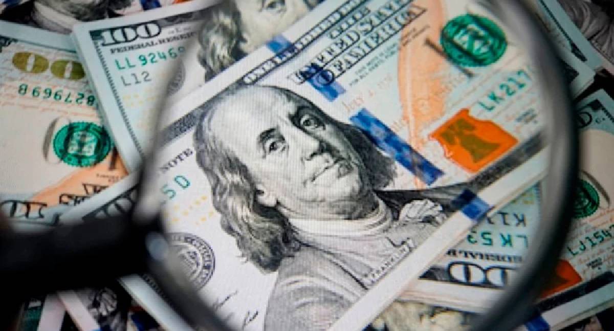 Dólar sobe e Bolsa cai com liquidação do Banco Pleno e pregão de meio período