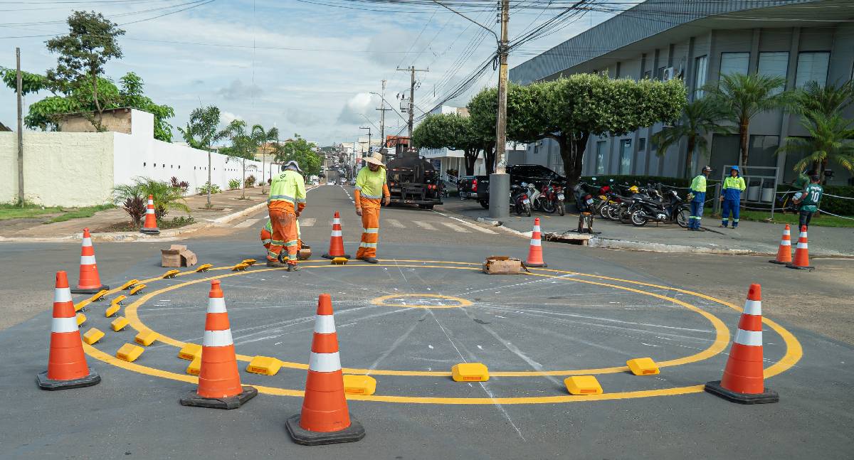Jaru inicia construção de rotatória e amplia sinalização de trânsito