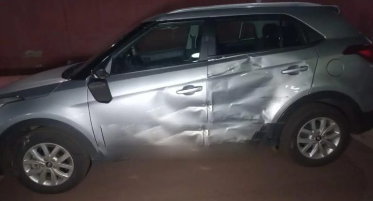 Segundo acidente do dia envolve carro e moto no centro de Rolim de Moura