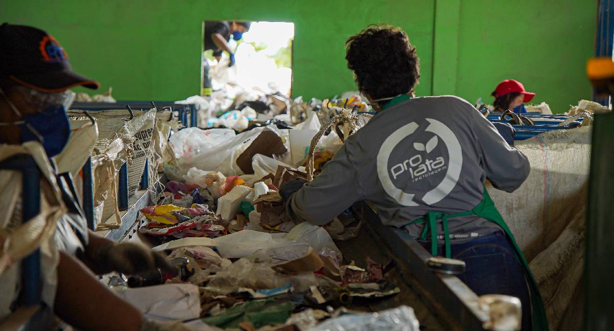 Prefeitura de Jaru reforça coleta seletiva com recolhimento de eletrônicos e recicláveis em frente às casas