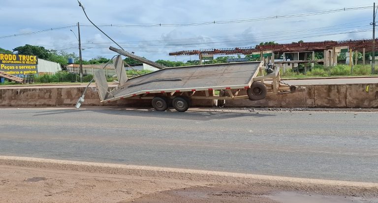 Reboque se solta de caminhonete na BR-364 e derruba poste em Porto Velho