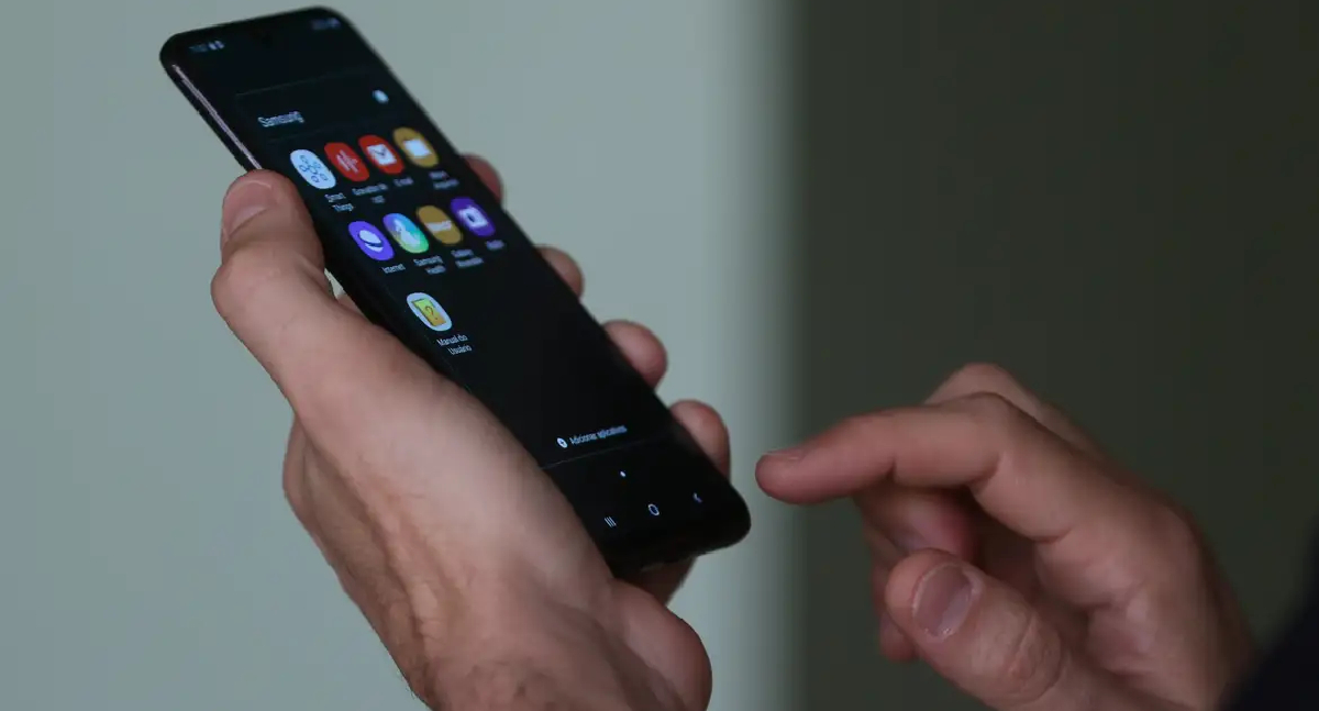 Veja dicas para proteger seu celular de golpes virtuais no carnaval