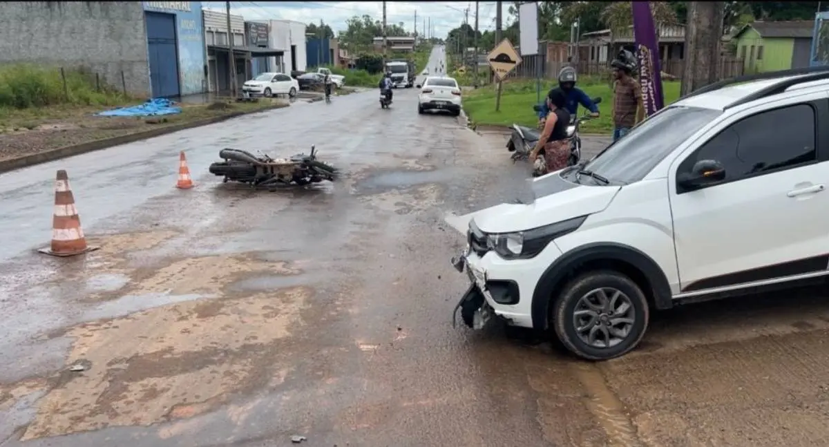 Acidente na saída de posto deixa motociclista com fratura grave em RO