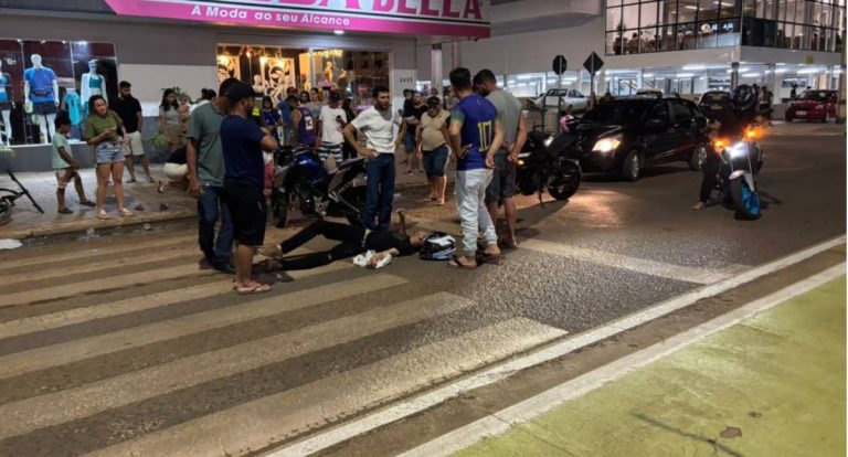 Adolescente fica ferida após atropelamento por motociclista em cruzamento