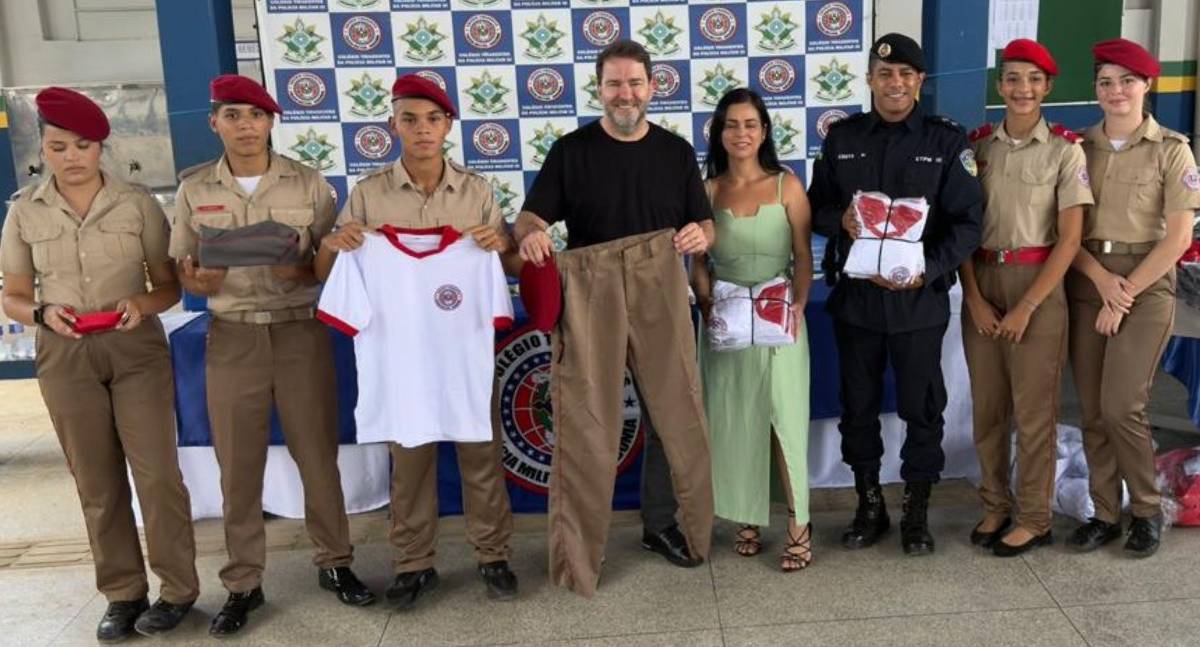 Alex Redano entrega 604 uniformes em Ariquemes