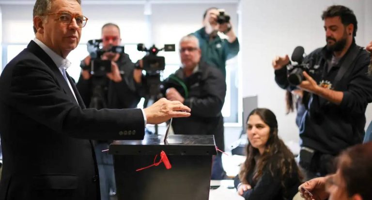 António Seguro é eleito presidente de Portugal com votação histórica