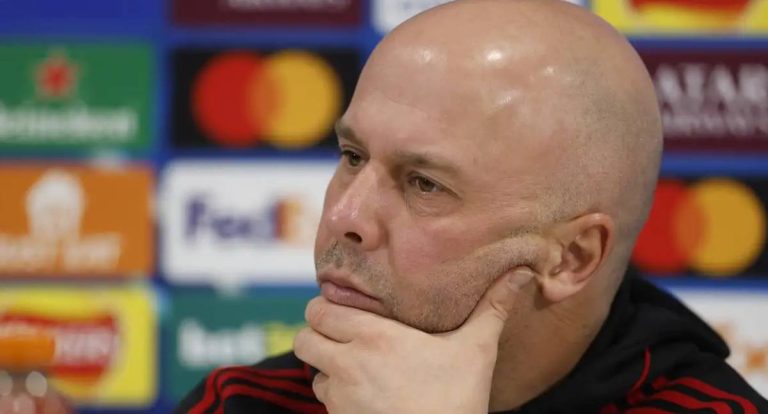 Arne Slot cobra medidas mais rígidas contra o racismo no futebol