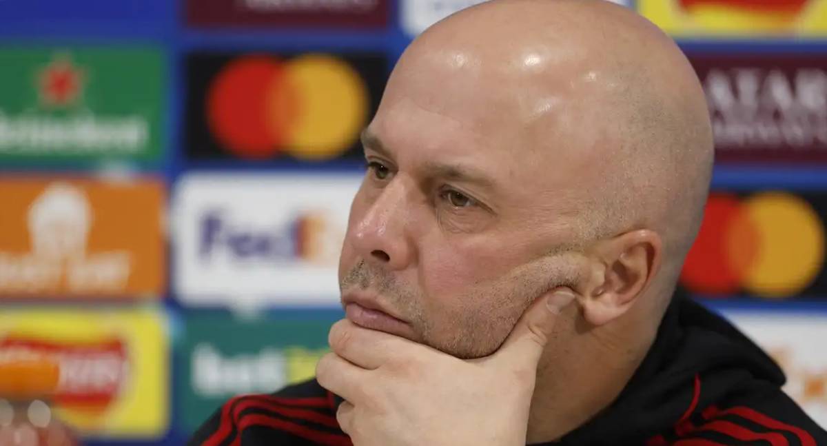 Arne Slot cobra medidas mais rígidas contra o racismo no futebol