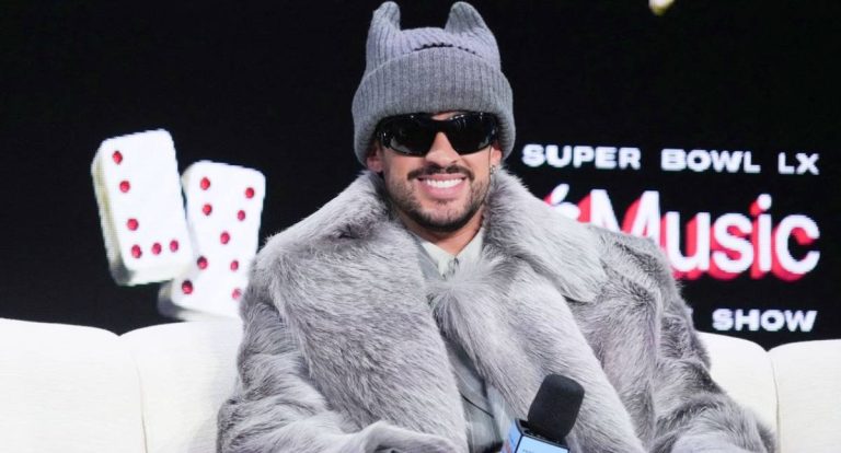 Bad Bunny se apresenta no Super Bowl e leva música latina ao maior palco da NFL