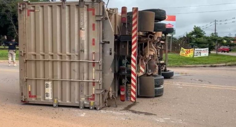 Batida entre caminhões causa tombamento em avenida de Ji-Paraná