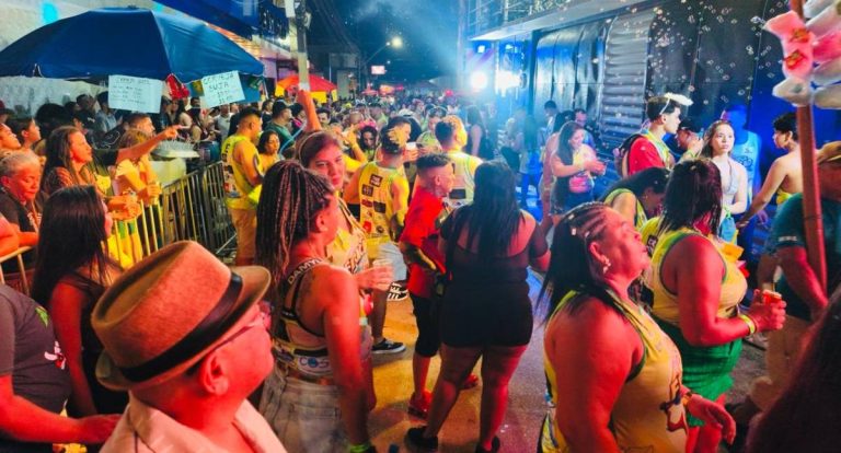 Bloco Furacão da Zona Sul arrasta multidão no Carnaval de Porto Velho