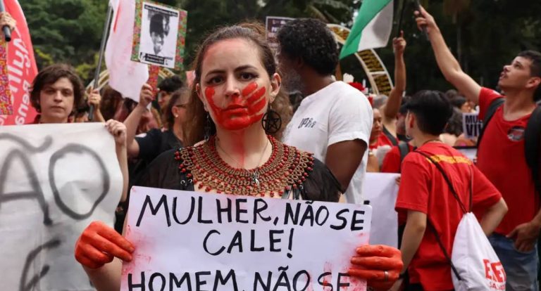 Brasil registra recorde de feminicídios com quatro mortes por dia