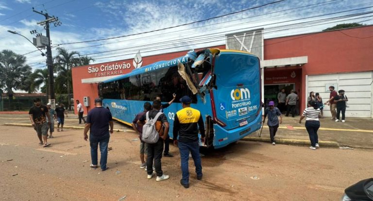 Caminhão erra manobra e provoca colisão com ônibus na avenida Jorge Teixeira