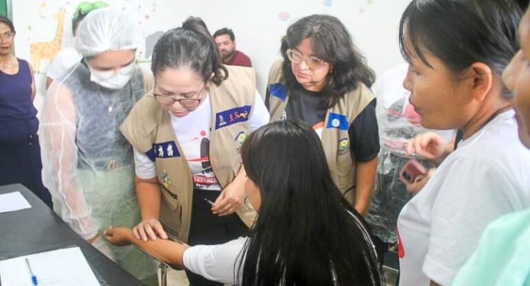 Capacitação sobre exame de tuberculose reforça controle da doença em área indígena de Guajará-Mirim