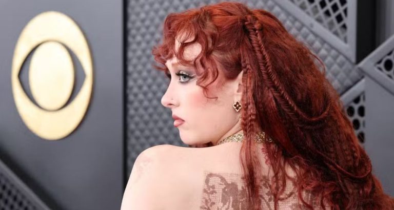 Chappell Roan rouba a cena com look transparente e protesto de Bad Bunny marca o Grammy 2026