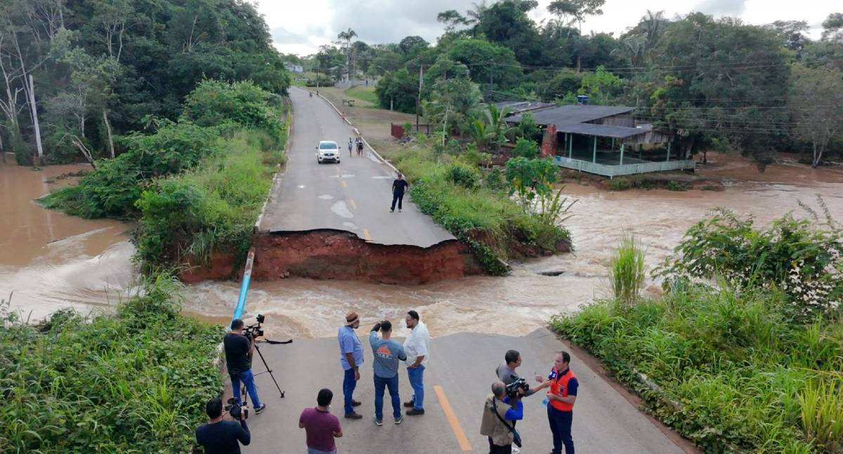 Chuva abre cratera na Estrada de Santo Antônio