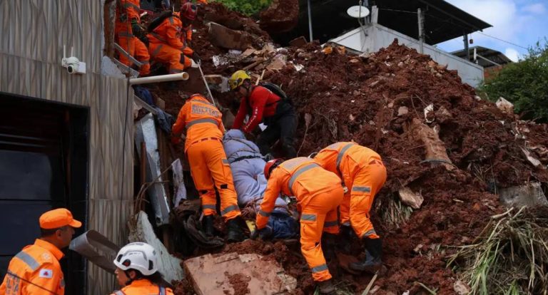 Chuva deixa 55 mortos e mobiliza oito frentes de resgate em Minas Gerais