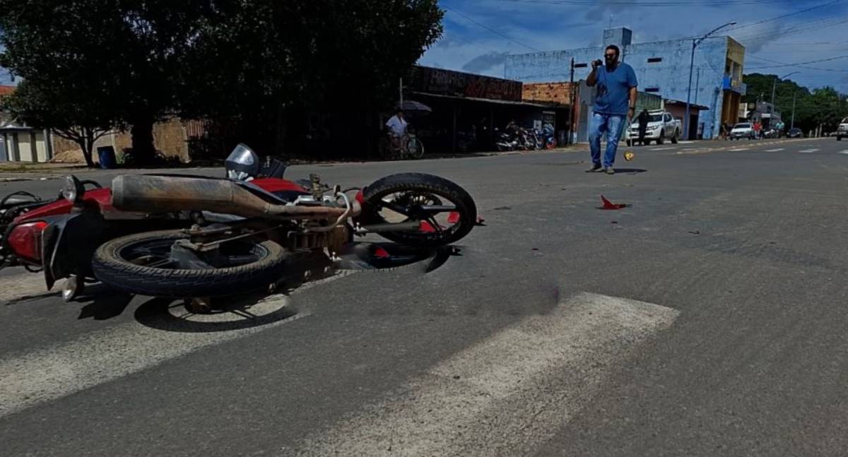 Colisão durante retorno deixa motociclista ferido na Avenida Maringá