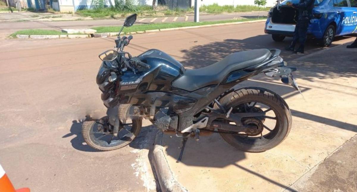 Colisão entre caminhonete e moto deixa motociclista ferida em RO