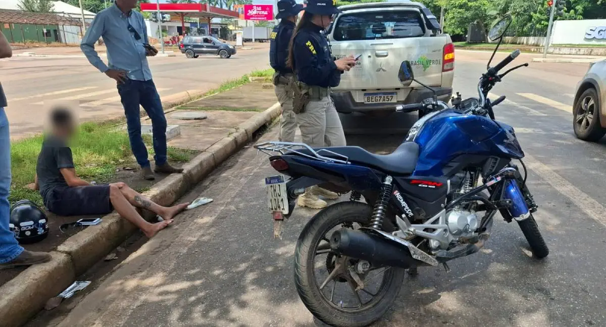 Colisão entre caminhonete e motocicleta deixa motociclista ferido em Porto Velho