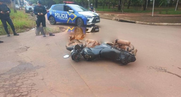 Colisão entre carro e moto deixa ferido em RO