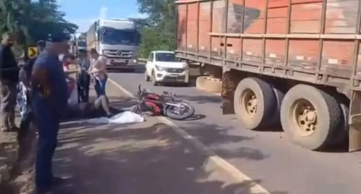 Colisão múltipla envolve caminhões e moto na BR-364 em Rondônia