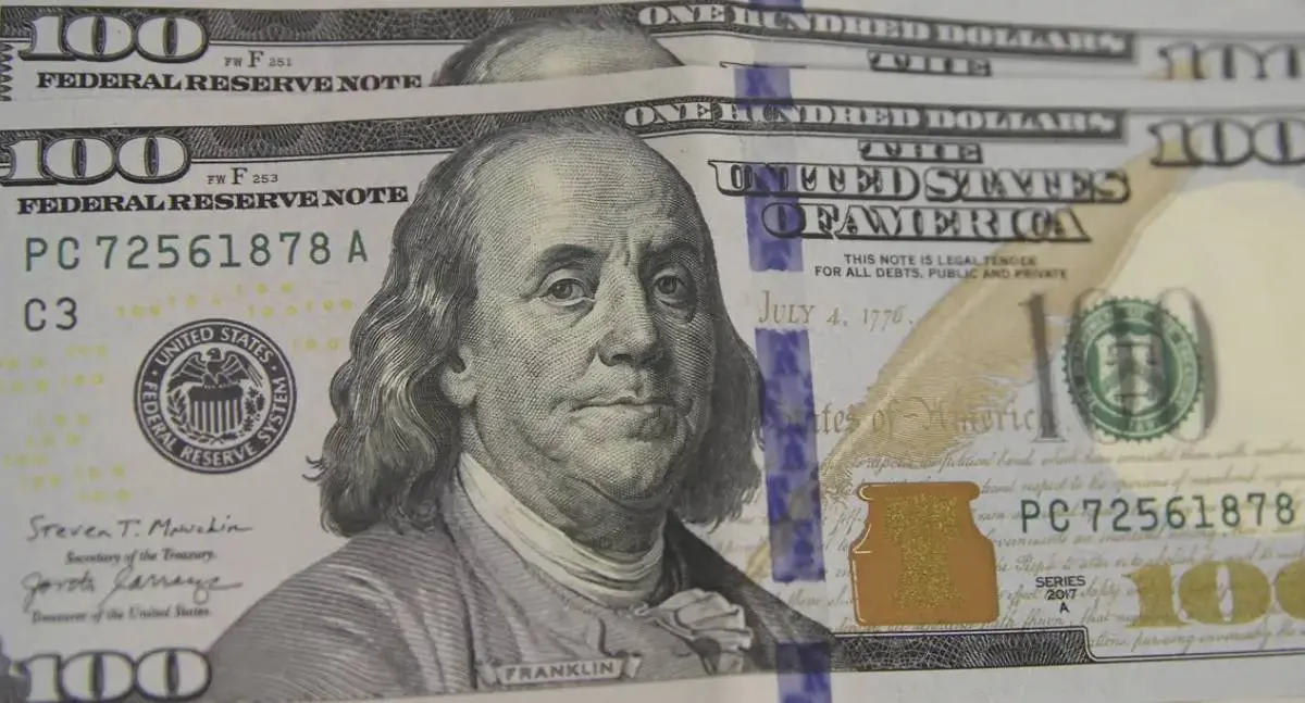 Dólar volta a superar R$ 5,20 e Bolsa recua com cenário externo instável