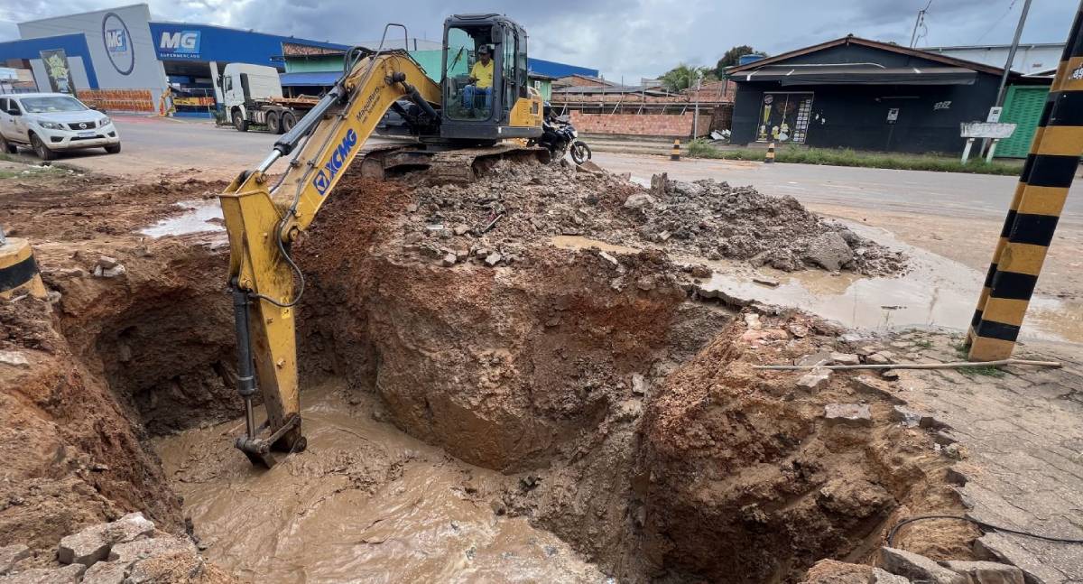Drenagem na rua Mamoré é reforçada pela Prefeitura para combater alagamentos