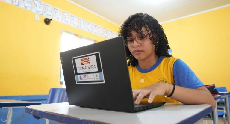 Escola Flor do Cupuaçu recebe doação de 21 notebooks para educação rural