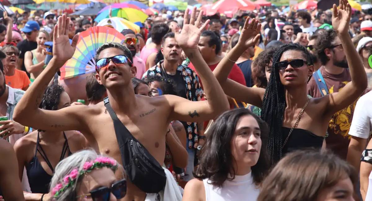 Especialistas orientam foliões a reforçar hidratação e alimentação leve no Carnaval