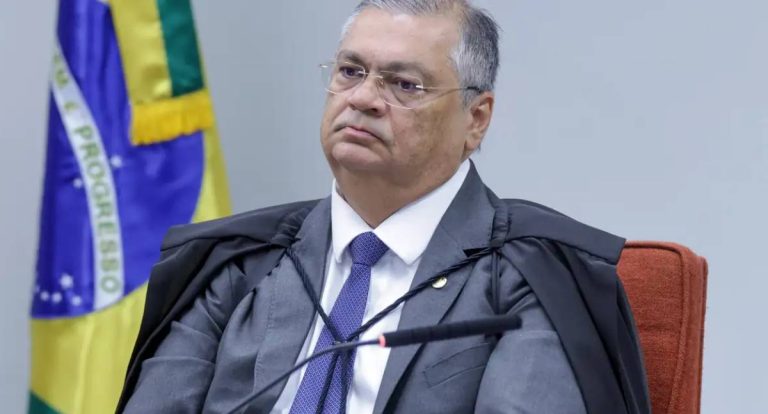 Flávio Dino suspende pagamento de penduricalhos nos Três Poderes
