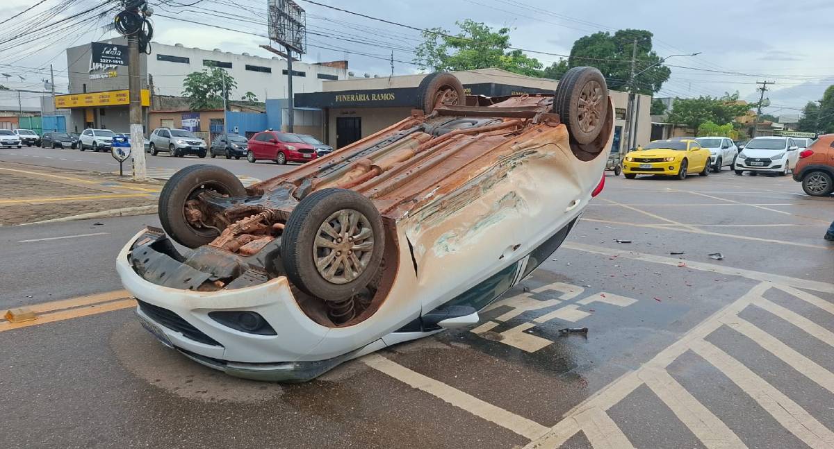 HB20 capota após avançar preferencial no centro de Porto Velho