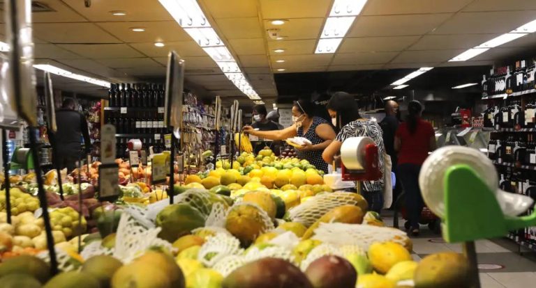 INPC de janeiro sobe 0,39% e acumula alta de 4,3% em um ano